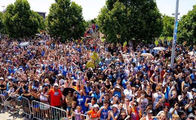 关于庆祝冠军产生,球迷狂欢现场的信息 关于庆祝冠军产生,球迷狂欢现场的信息