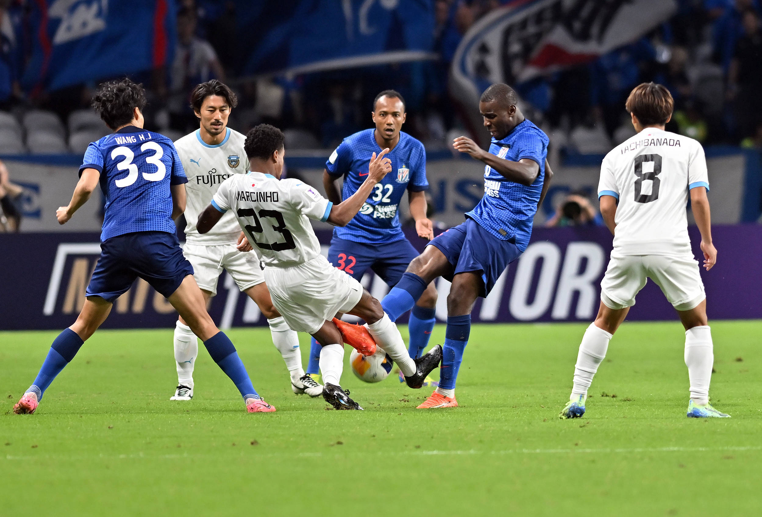 同乐城网站-球队争夺足球胜利的对决