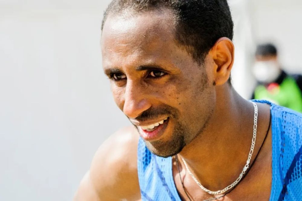 卢森堡田径选手在比赛中奋发 卢森堡田径选手在比赛中奋发