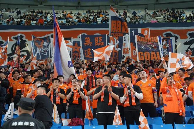 各队实力对决,球员全力以赴,现场观战的球迷尽享精彩瞬间 各队实力对决,球员全力以赴,现场观战的球迷尽享精彩瞬间