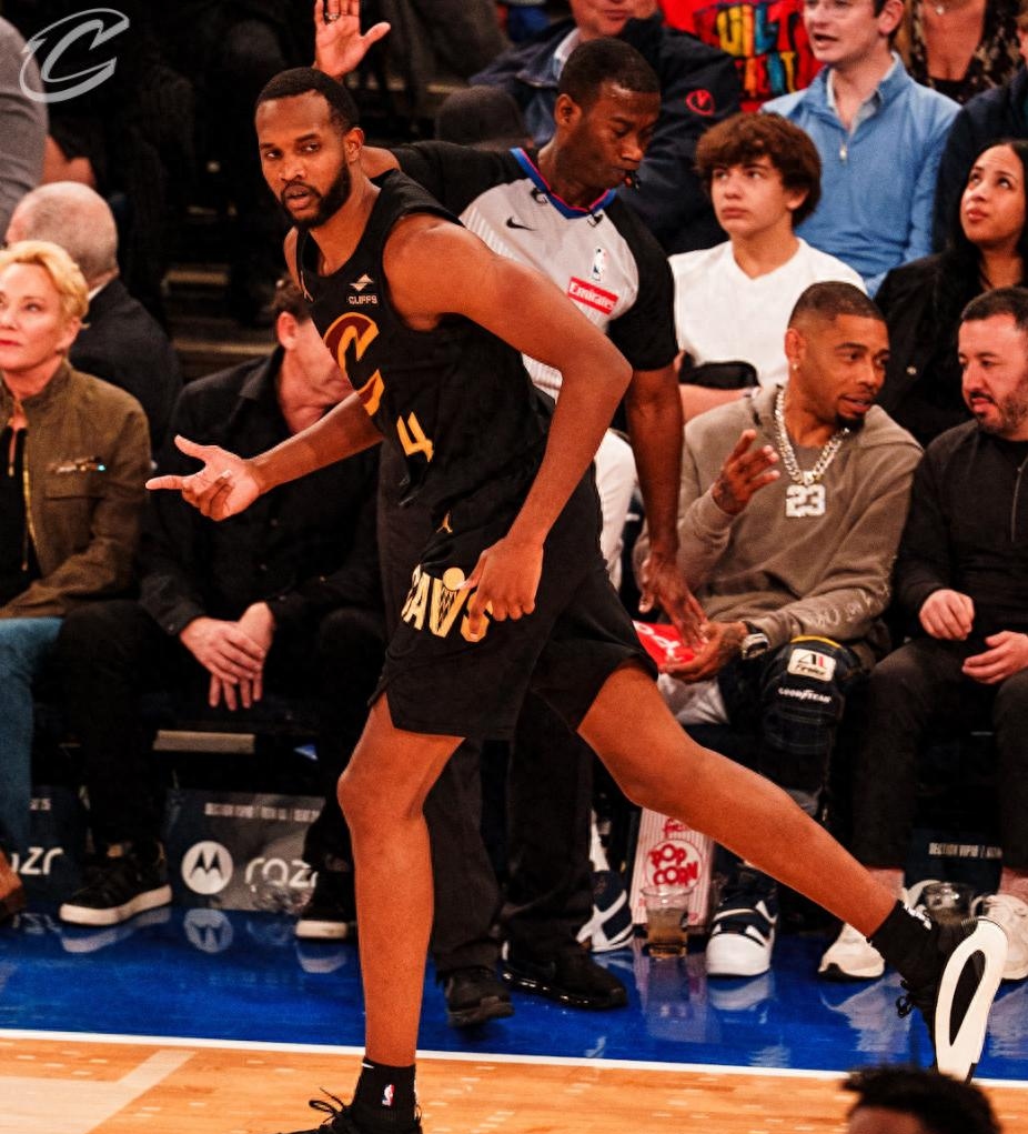 关于热火主场大胜尼克斯队,保持东部争冠头把交椅地位的信息 关于热火主场大胜尼克斯队,保持东部争冠头把交椅地位的信息