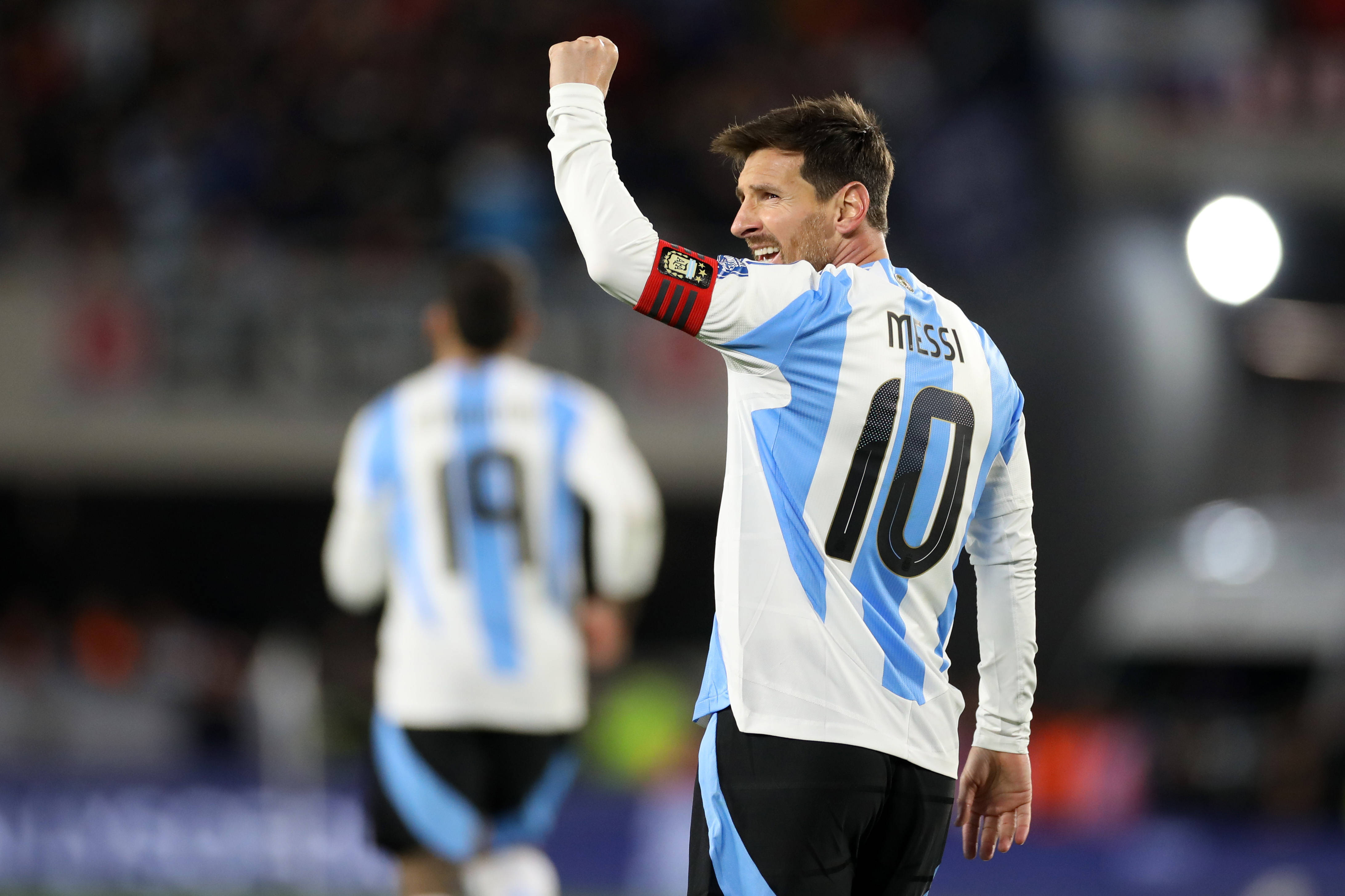 关于美洲篮球锦标赛完成小组赛，阿根廷与委内瑞拉队晋级淘汰赛的信息